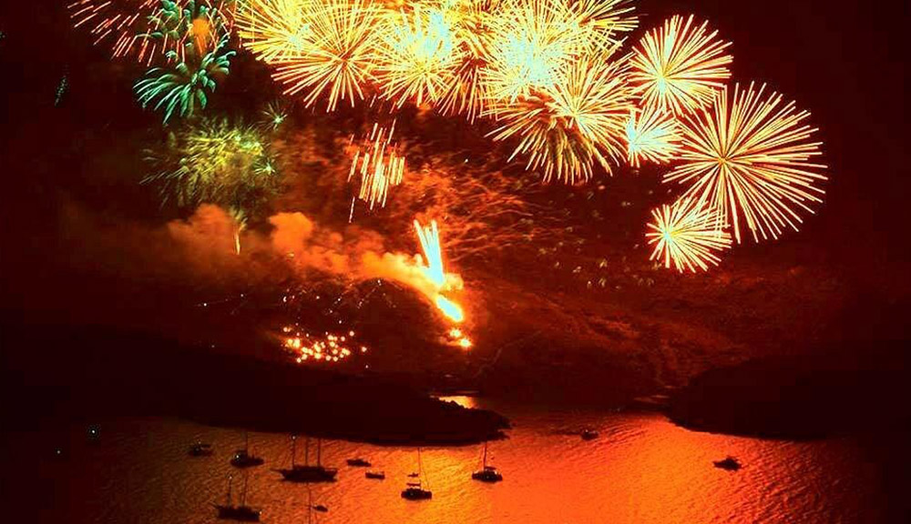 SPECIAL EVENTSantorini Sunset and Volcano Firework Show